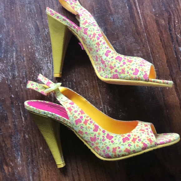 Like new condition floral sling backs - Picture 2 of 8